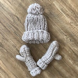 Chunky knitted hat & fleece lined gloves